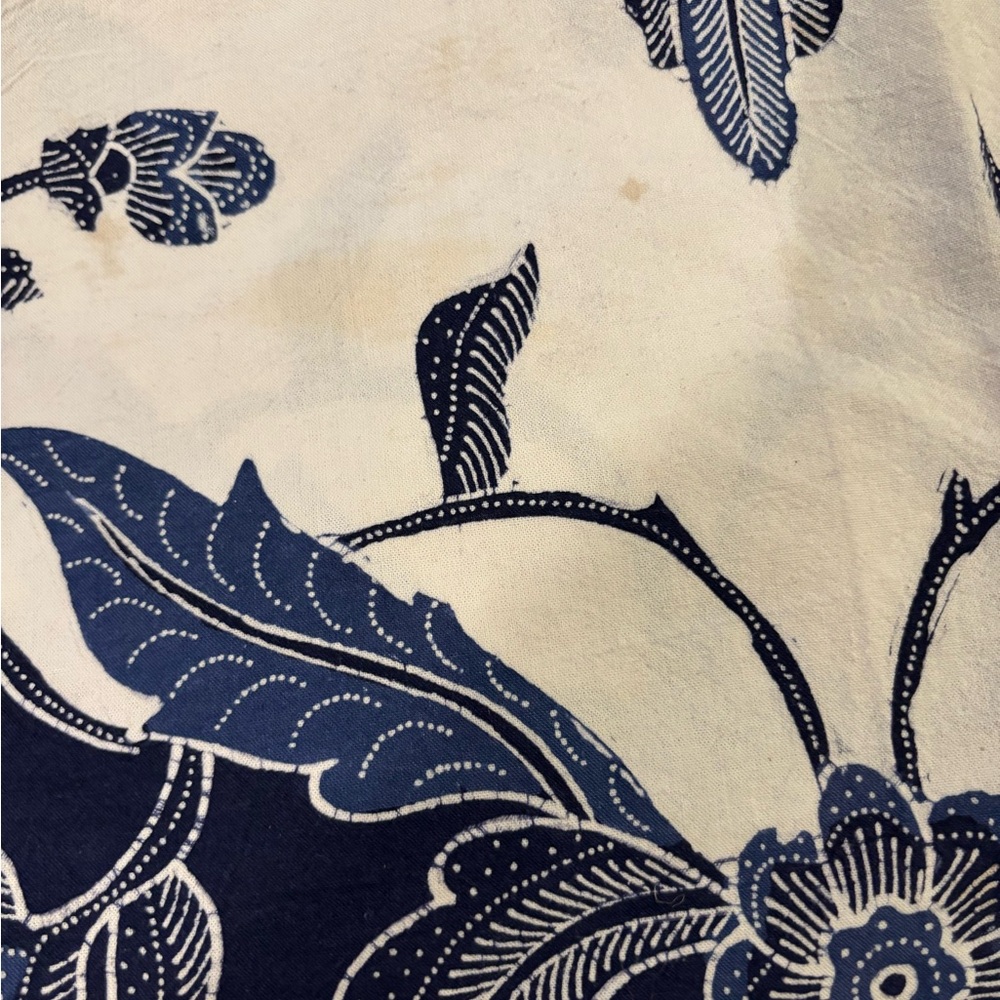 Blue and White Tablecloth - intricate design - Picture 7 of 10